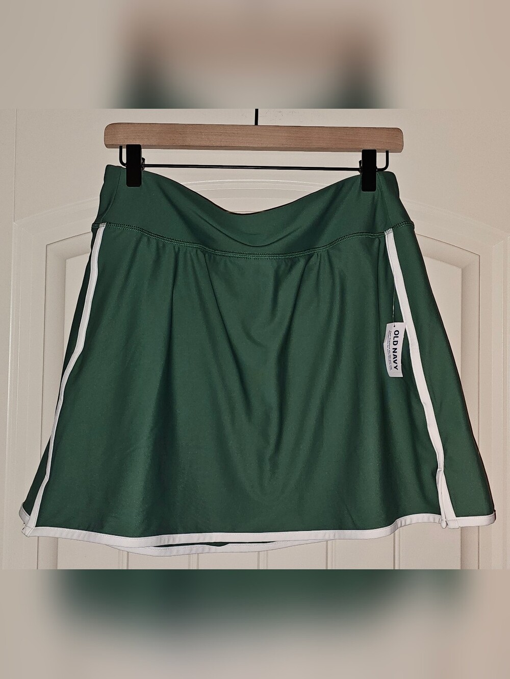 NWT, Old Navy, Green Athletic Skort with White Trim, Size L - Picture 5 of 8